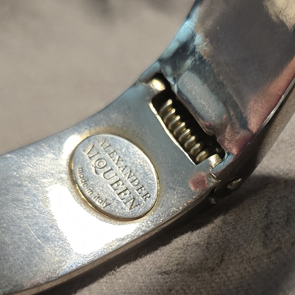 ALEXANDER MCQUEEN Leather & Metal Twin Skull Hinged Cuff - Picture 7 of 15